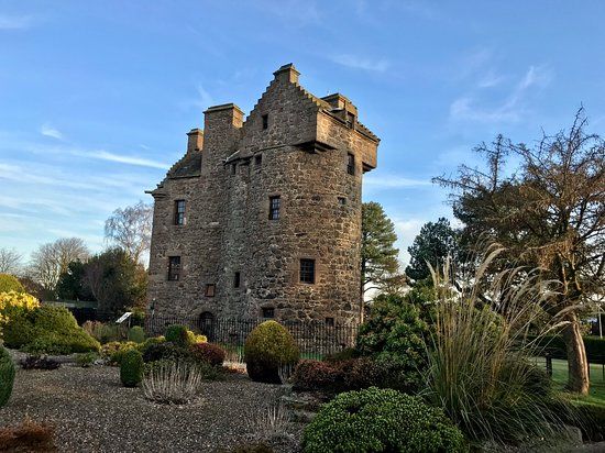 Claypotts Castle